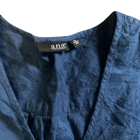a.n.a. Women’s blue button down size XL - Picture 2 of 3